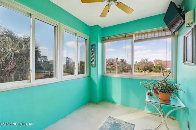 sunroom / solarium with ceiling fan