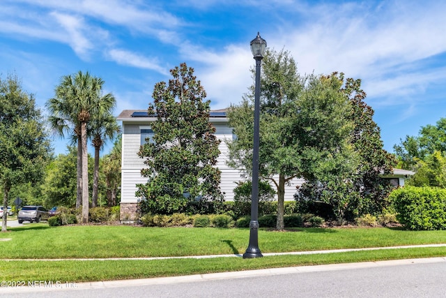 view of front of house featuring a front lawn