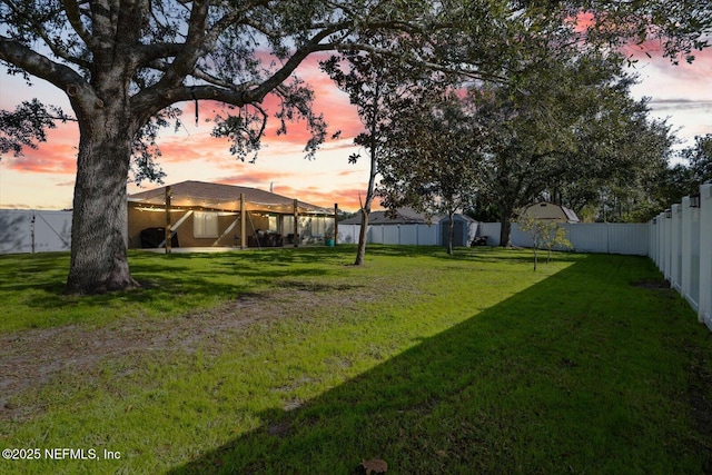 view of yard at dusk