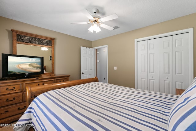 bedroom featuring a ceiling fan, a closet, and a textured ceiling