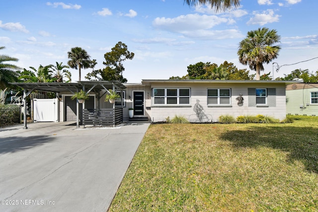 view of front of property featuring a carport and a front yard