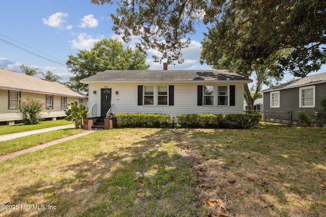 view of front of property featuring a front yard