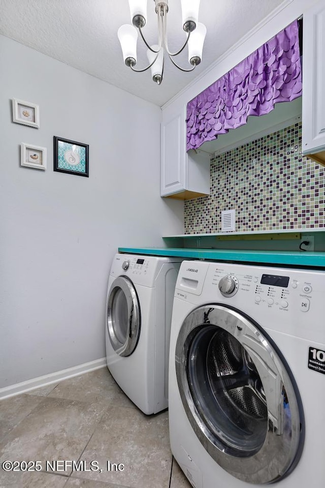 laundry area with a textured ceiling, cabinets, independent washer and dryer, and an inviting chandelier