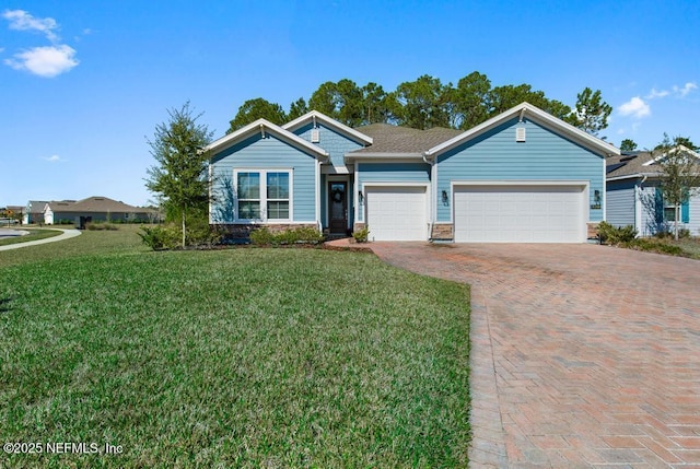 view of front facade featuring a front lawn and a garage