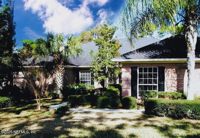 view of front of property featuring a front yard