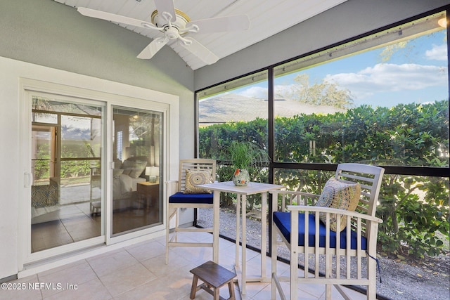 sunroom with ceiling fan