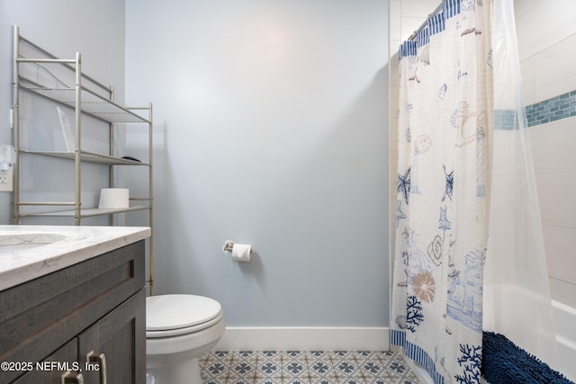 full bathroom featuring toilet, shower / bathtub combination with curtain, baseboards, and vanity