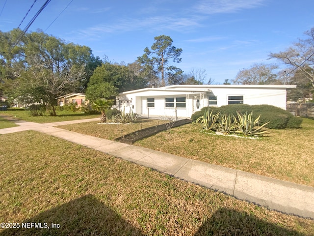 view of front of home featuring a front yard