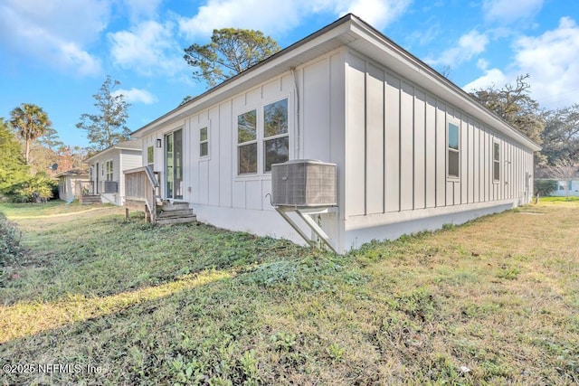 view of side of property featuring a lawn