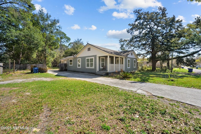 view of front of house featuring a front lawn