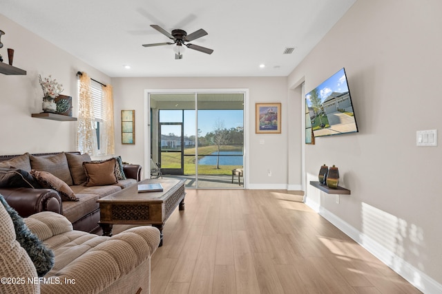 living room featuring ceiling fan, recessed lighting, visible vents, baseboards, and light wood finished floors