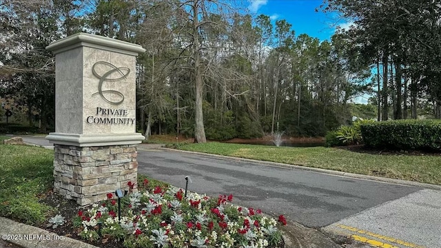 community / neighborhood sign featuring a yard