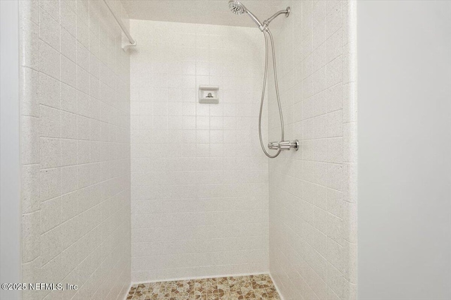 bathroom featuring a tile shower