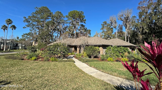 view of front of house featuring a front yard