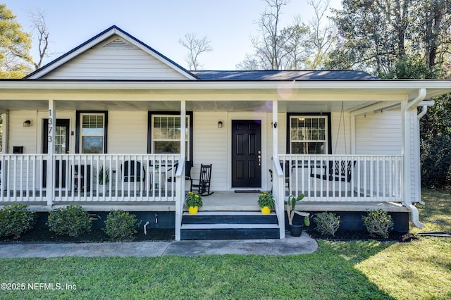 view of front facade featuring a front lawn and covered porch