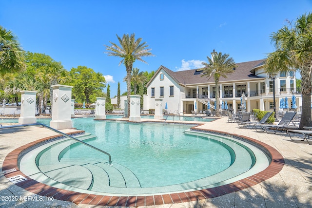 95384 Bermuda Dr, Fernandina Beach, FL 32034 - community pool with a patio area