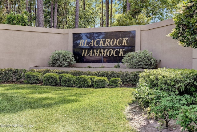 community / neighborhood sign featuring a yard