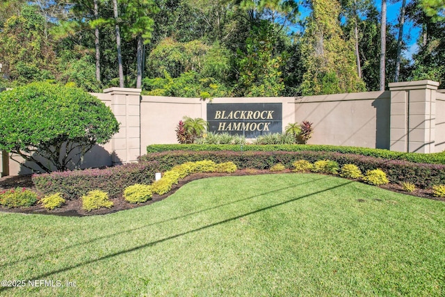 community sign featuring a lawn