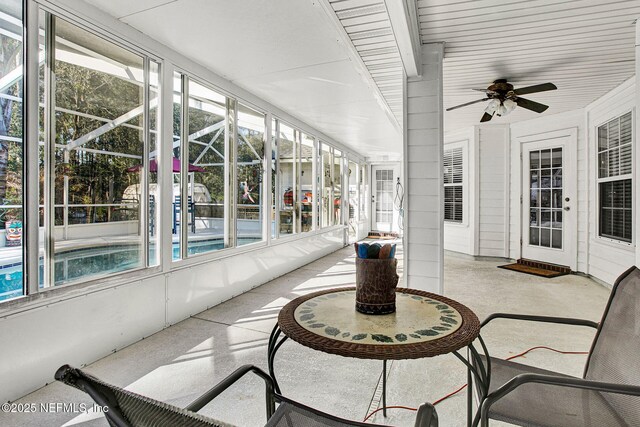 sunroom with ceiling fan