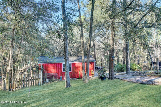 view of yard with an outdoor structure