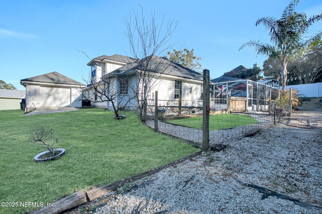 view of front of property featuring a front yard