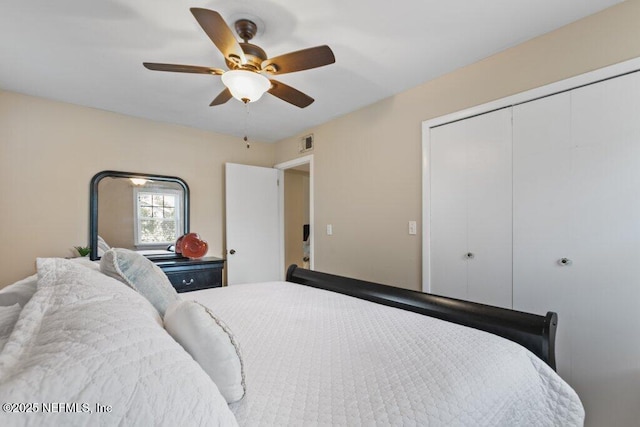 bedroom featuring a ceiling fan, visible vents, and a closet