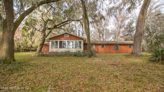 single story home featuring a front lawn