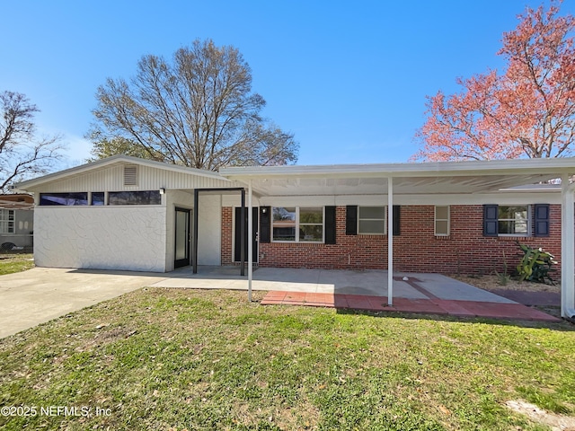 view of front of house featuring a front yard and brick siding