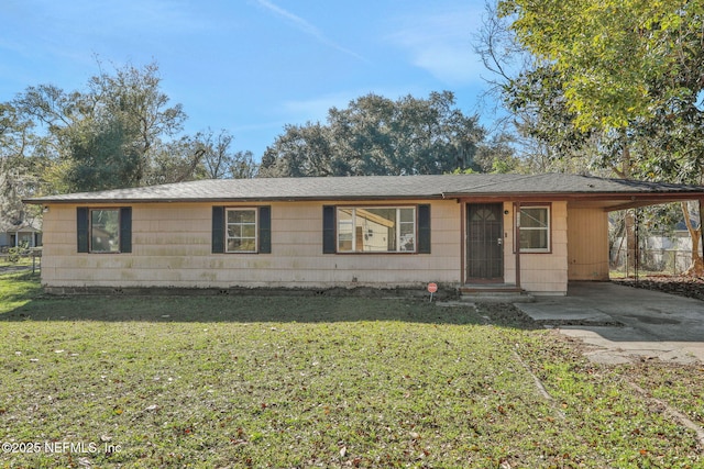 view of front facade with a front lawn and an attached carport