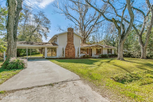 view of front of house featuring a carport and a front yard