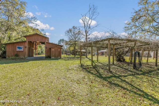 view of yard with an outdoor structure