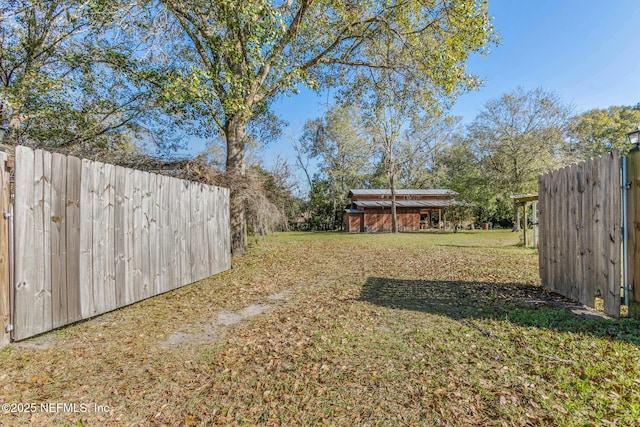 view of yard with an outbuilding