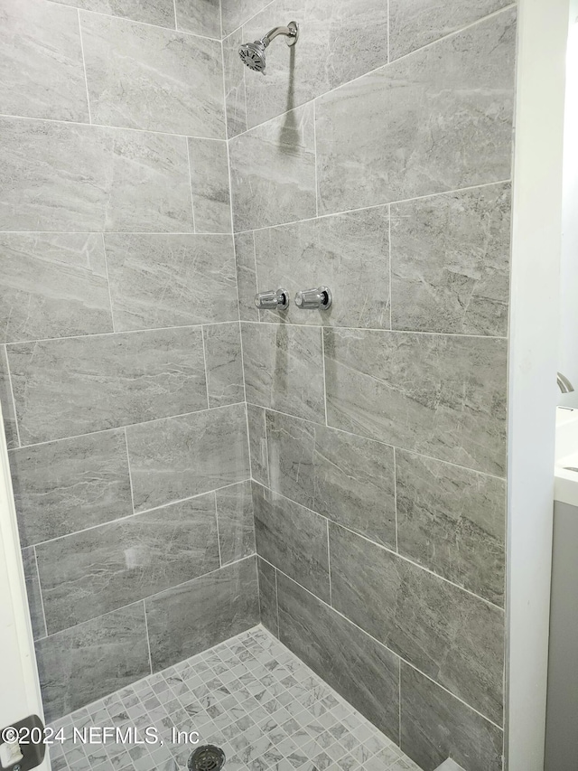 bathroom featuring tiled shower