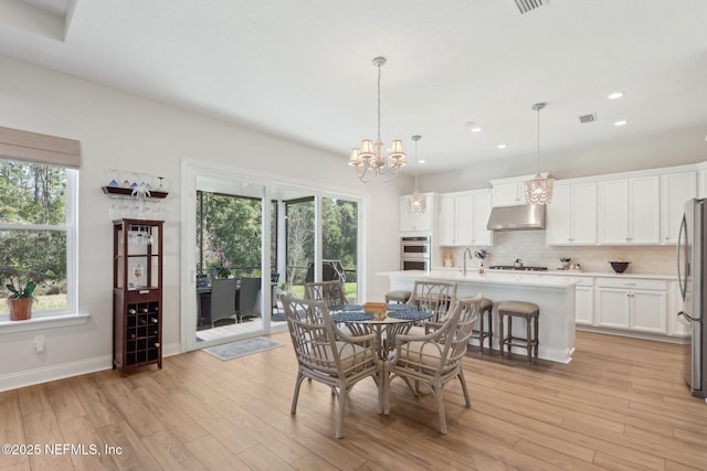 dining room with a chandelier, recessed lighting, visible vents, and light wood-style flooring