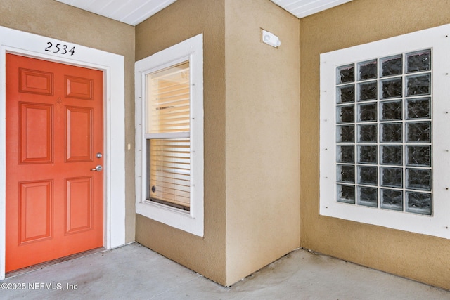 view of exterior entry with stucco siding