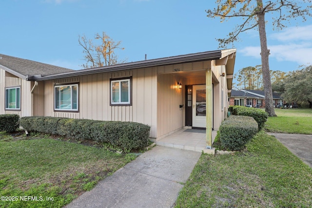 view of front of house featuring a front yard