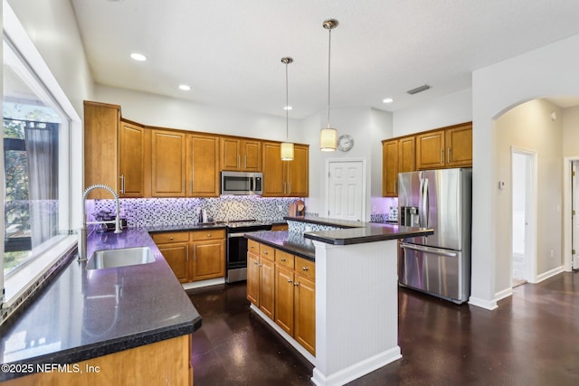 kitchen featuring arched walkways, decorative backsplash, visible vents, stainless steel appliances, and a sink