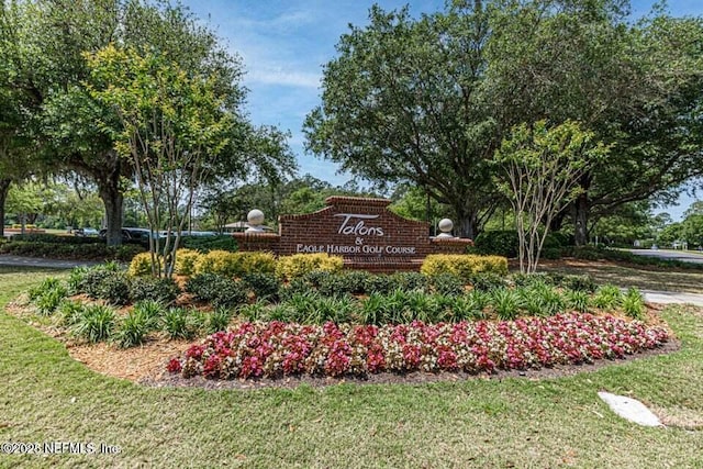 community sign featuring a lawn