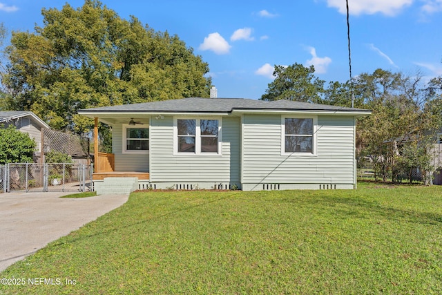 view of front of property featuring crawl space, fence, and a front lawn