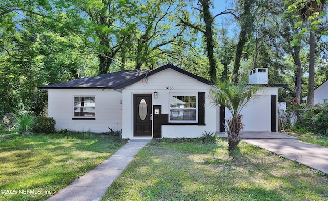 view of front facade with driveway and a front lawn