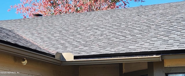 details featuring roof with shingles