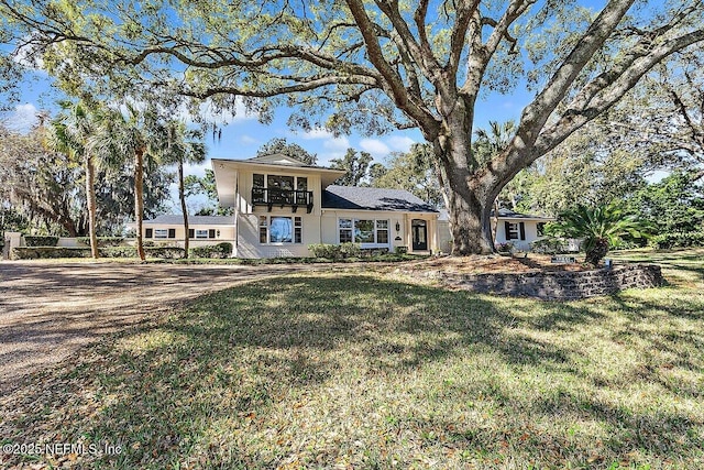 view of front of property featuring a front lawn