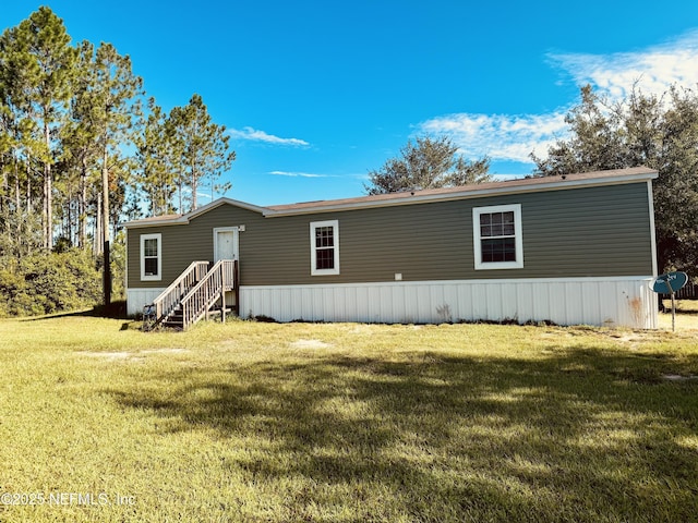 manufactured / mobile home featuring a front yard