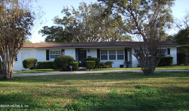 ranch-style home featuring a front lawn