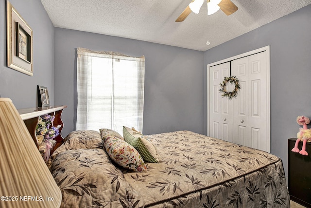 bedroom featuring a closet, ceiling fan, and a textured ceiling