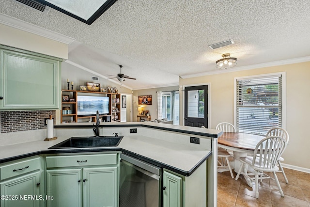 kitchen featuring a sink, visible vents, a peninsula, and green cabinets