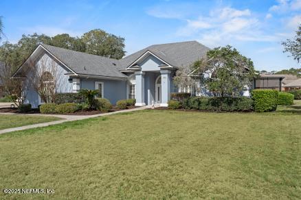 view of front of property featuring a front lawn