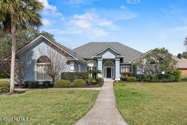 view of front of property featuring a front lawn