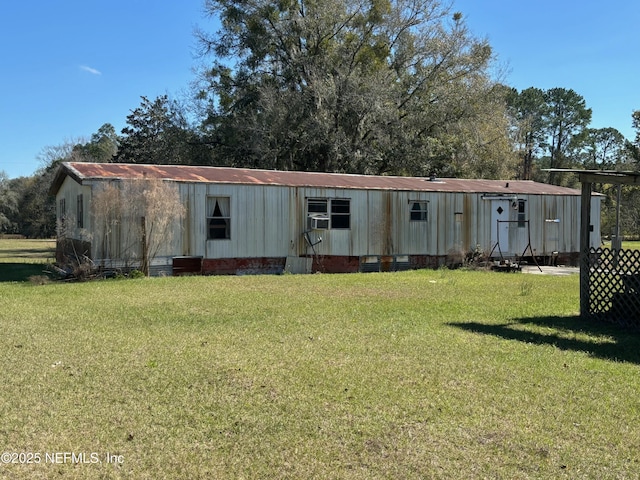 manufactured / mobile home with a front yard