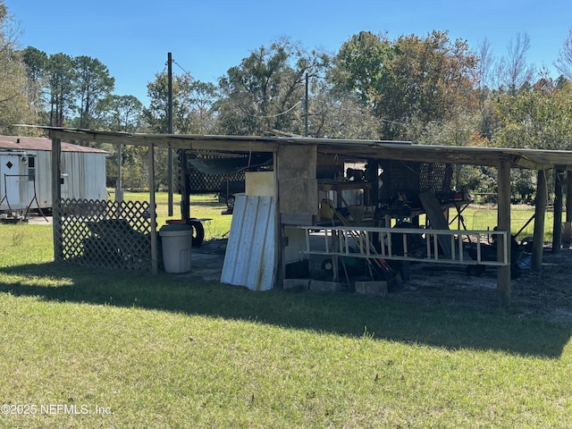 view of yard featuring an outbuilding